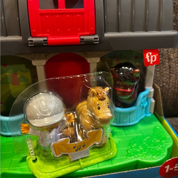 Fisher-Price Little People Farmhouse with Red Door and Green Tractor - Picture 6 of 9